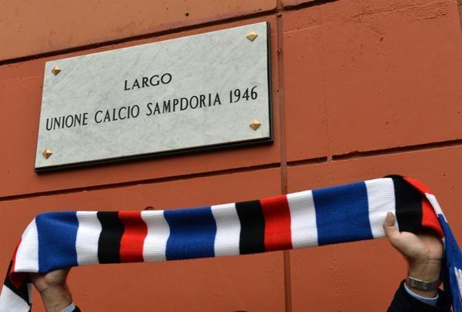 La targa di Largo Unione Sampdoria  sotto la gradinata sud, cuore del tifo doriano.